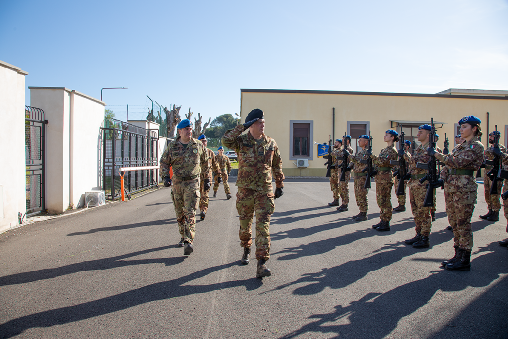 Foto 1. Il Vice Cte e Cte dell'Area Operativa delle FOTER passa in rassegna il picchetto d'onore